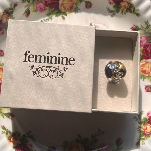 Meet your Posher: Welcome to the official Feminine Poshmark closet 🪞🛍️🫧 - Picture 5 of 8